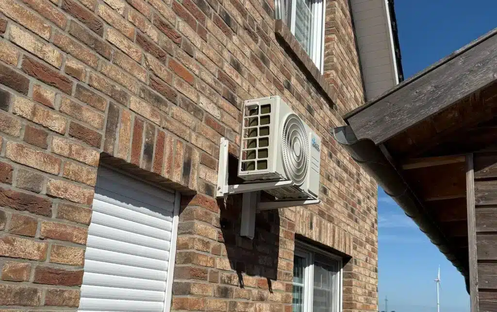 Installation von Klimaanlagen für Wohnräume — Ob an heißen Sommertagen oder für ein ganzjährig angenehmes Raumklima – eine moderne Klimaanlage ste